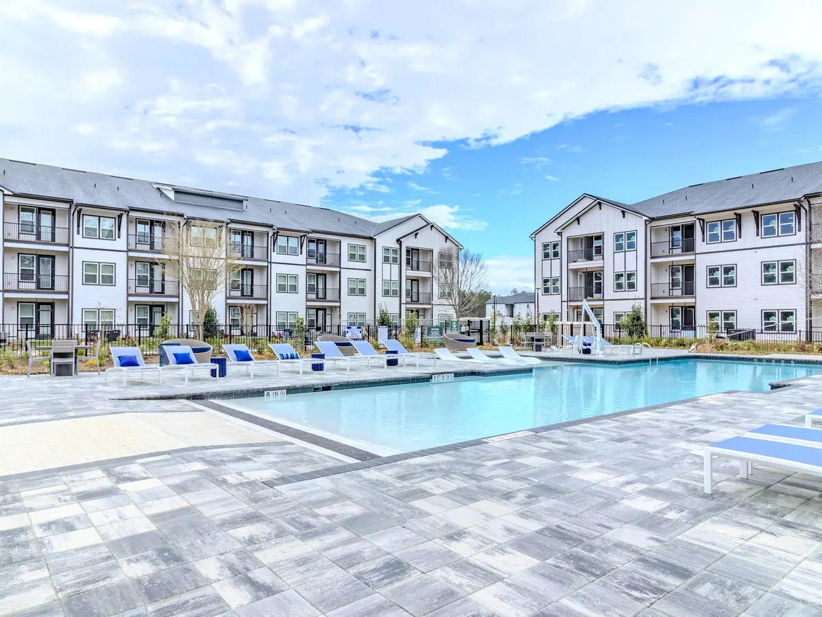 Novo New Hampstead — resort-style apartment community